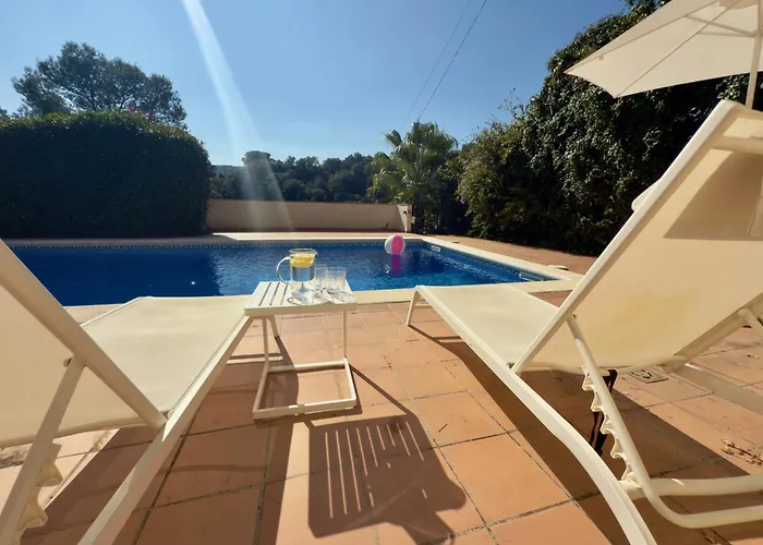 Beautiful Spacious With Mountain View And Private Pool 칼론제